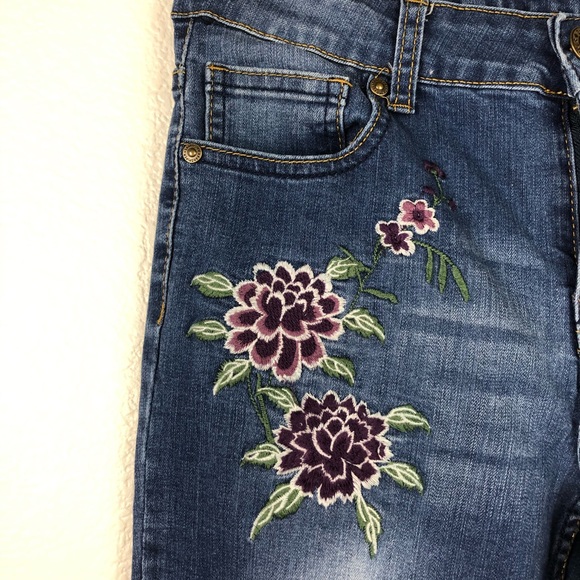 Sand Piper Medium Wash Floral Embroidered Jeans 8P - Picture 3 of 8
